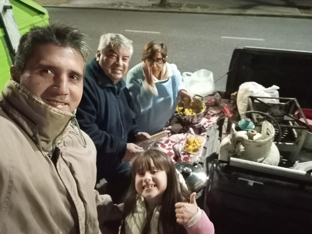 Familia de Funes cocinó guiso y lo repartió a personas de Rosario en situación de calle 